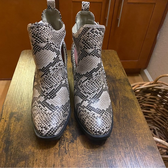 Brand new MIA ankle boots with cutouts - Picture 4 of 5